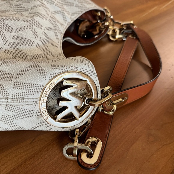 Fulton Large Logo Shoulder Bag in Vanilla - Picture 4 of 13